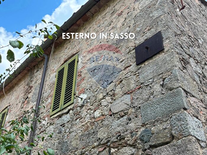 Casa con 15 locali in vendita in Via Roma, Roccastrada