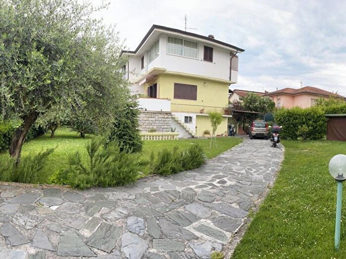 Casa con 8 locali in vendita in Ia della Resistenza, Pietrasanta