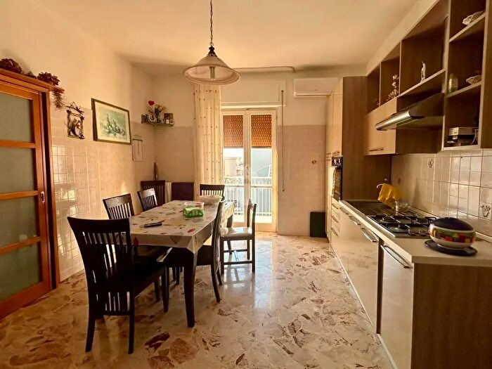 Appartamento quadrilocale in vendita in Via Generale Cantore, Bitonto