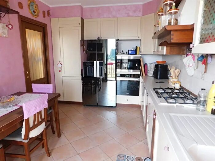 Appartamento con 6 locali in vendita in Lonate Ceppino