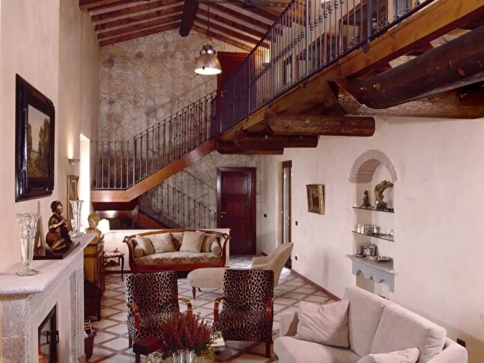 Casa con 8 locali in vendita in Via Belvedere, Montevecchia