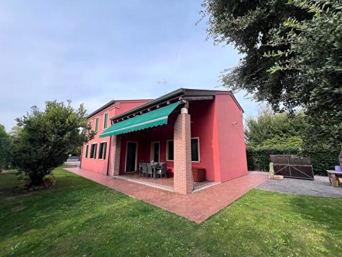 Casa con 6 locali in vendita in Via Bertuolo, Villa Estense