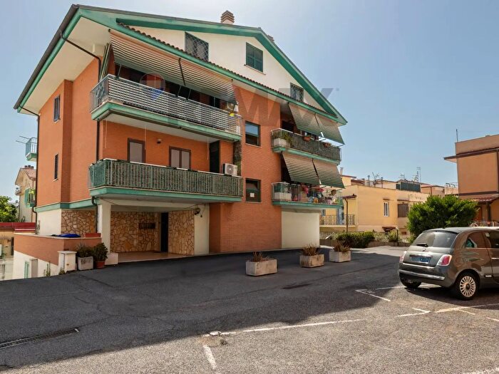 Appartamento quadrilocale in vendita in Via Trinitapoli, Roma