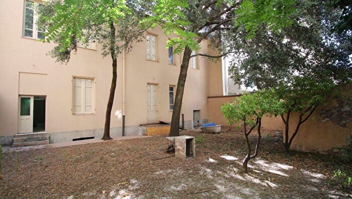 Casa con 8 locali in vendita in Viale Dante, Sassari