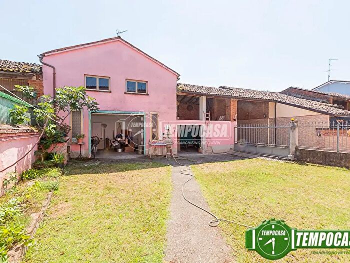 Casa quadrilocale in vendita in Via Camillo Benso Conte di Cavour, Azzanello