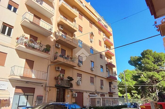 Appartamento trilocale in vendita in Via Giovanni Bonanno, Palermo