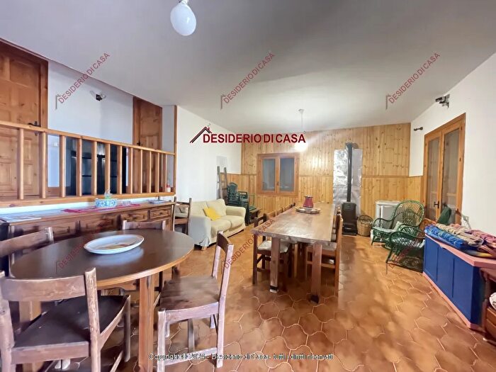 Casa con 9 locali in vendita in Campofelice Di Roccella