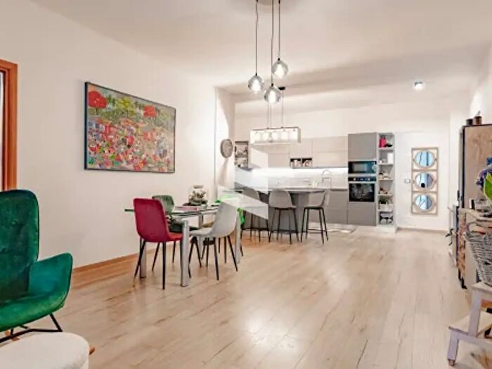 Appartamento quadrilocale in vendita in Via Mar della Cina, Roma