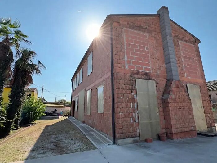 Casa quadrilocale in vendita in Via Madonnetta, Ospedaletto Euganeo