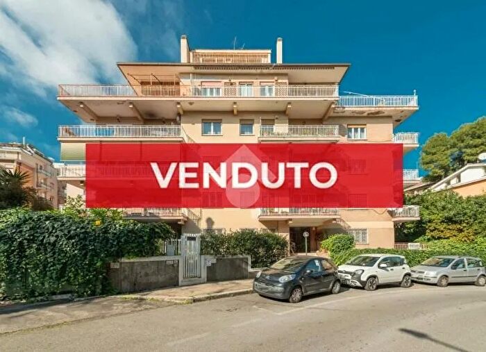 Appartamento quadrilocale in vendita in Via Stresa, Roma