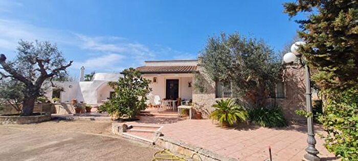 Casa con 6 locali in vendita in Strada Vicinale La Comune, Parabita