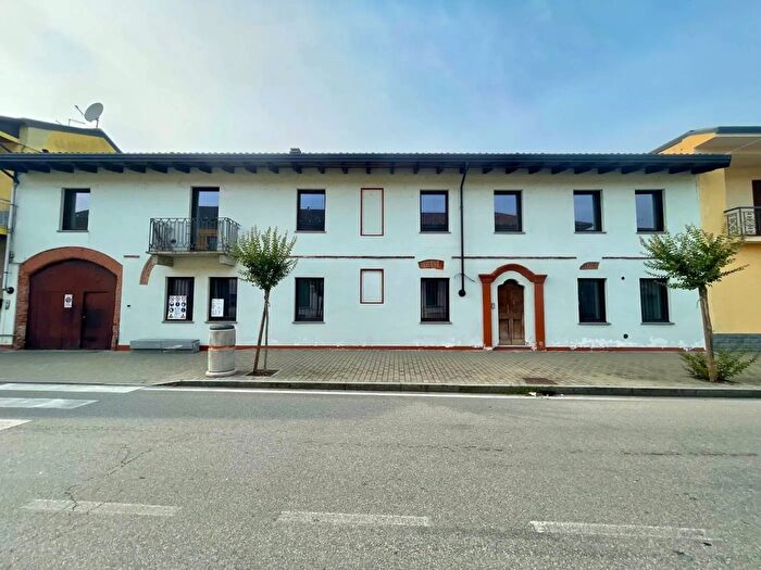 Casa con 7 locali in vendita in Via Roma Casalvolone, Casalvolone