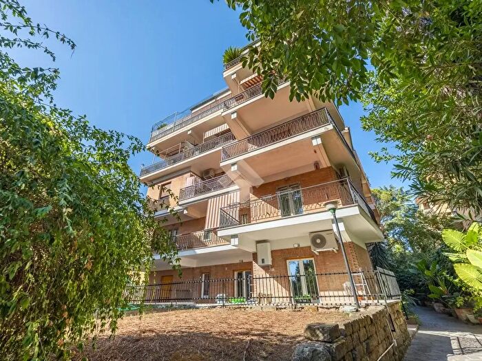 Appartamento trilocale in vendita in Via Cassia, Roma