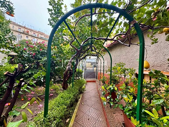 Appartamento trilocale in vendita in Via Giacinto De Sivo, Napoli