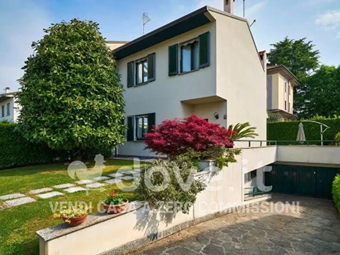 Casa con 5 locali in vendita in Via Vittorio Veneto, Biassono