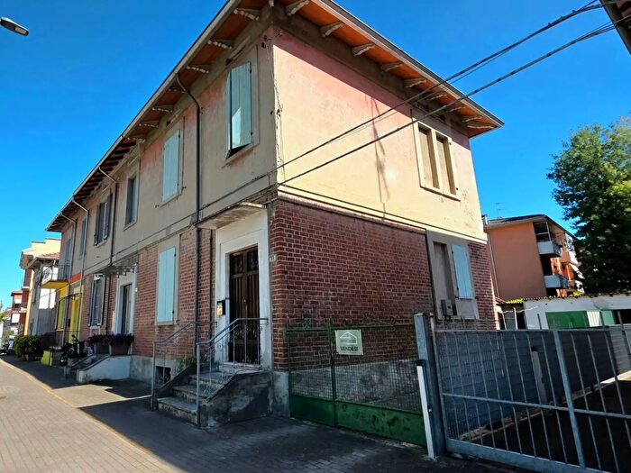 Casa con 7 locali in vendita in Viale C Battisti, San Secondo Parmense