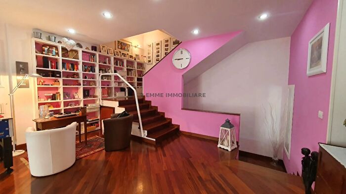 Casa con 8 locali in vendita in Folignano