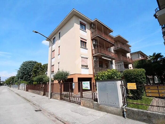 Appartamento trilocale in vendita in Via Barnaba Pizzardi, Vicenza