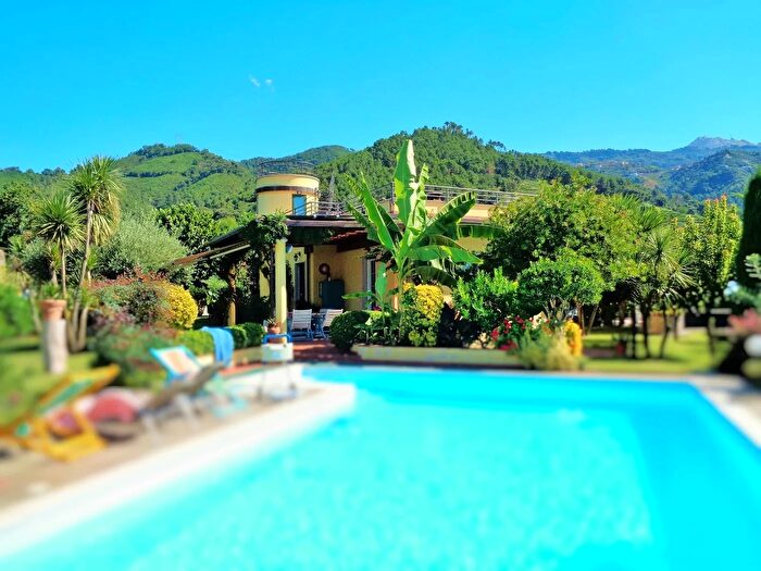 Casa con 14 locali in vendita in Via Debbia Nuova, Montignoso