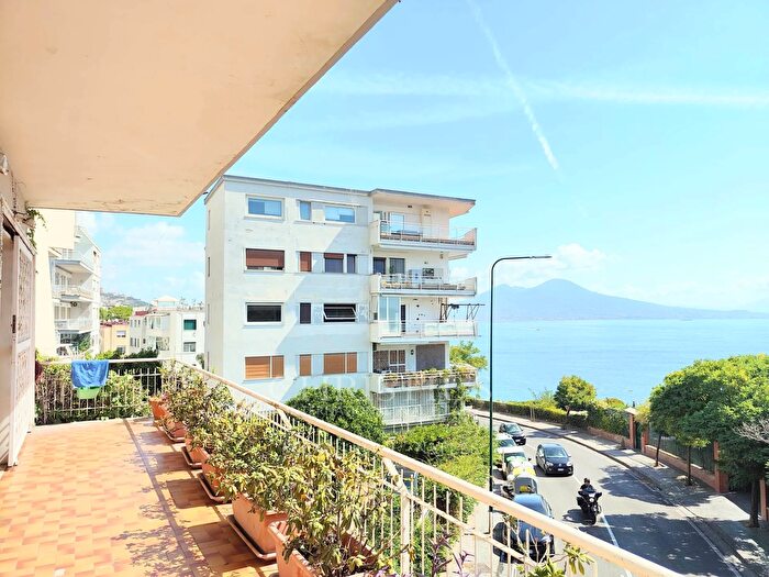 Appartamento con 6 locali in vendita in Via Francesco Petrarca, Napoli