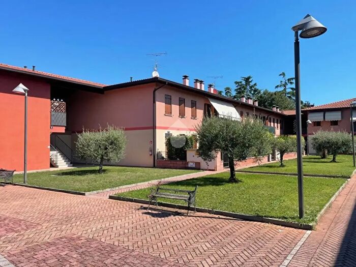 Appartamento trilocale in vendita in Via Pozza, Lonato