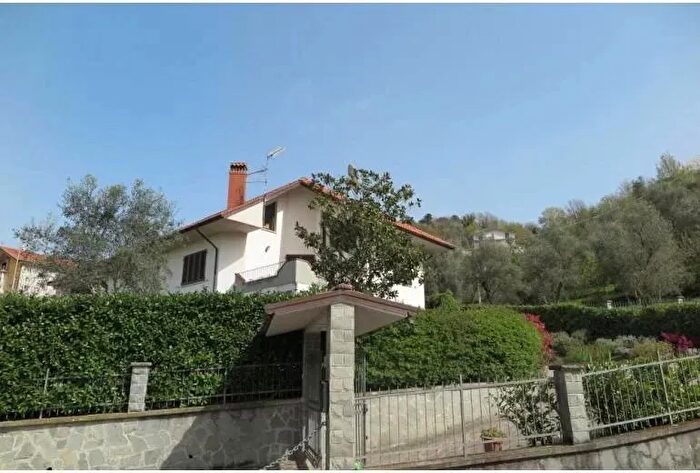 Casa con 11 locali in vendita in Aulla