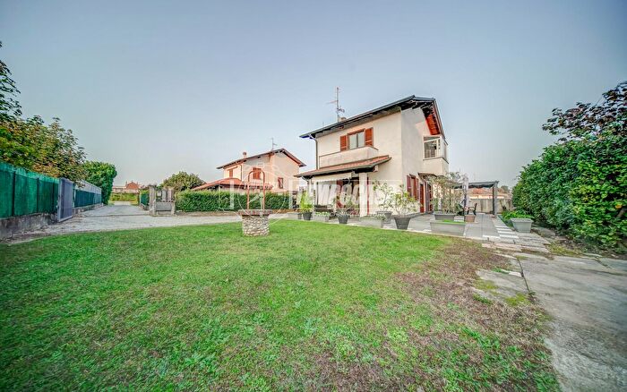 Casa quadrilocale in vendita in Via XXVI Agosto, Morazzone