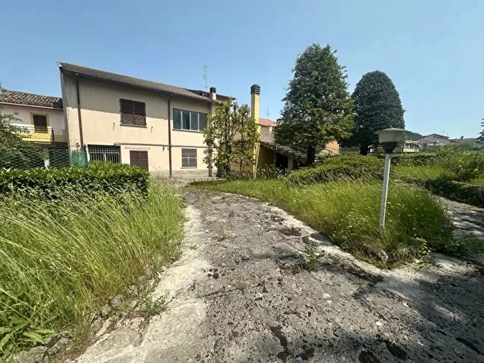 Casa con 8 locali in vendita in Via Piceno Aprutina, Civitella Del Tronto