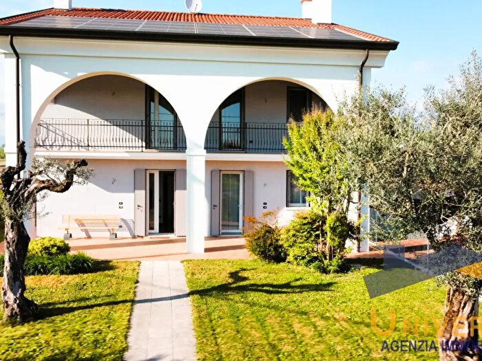 Casa con 6 locali in vendita in Via Antonio Centoni, Camposampiero