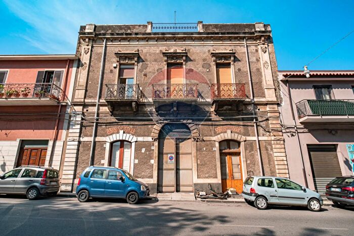 Casa con 7 locali in vendita in Via Finocchiaro Aprile, Giarre