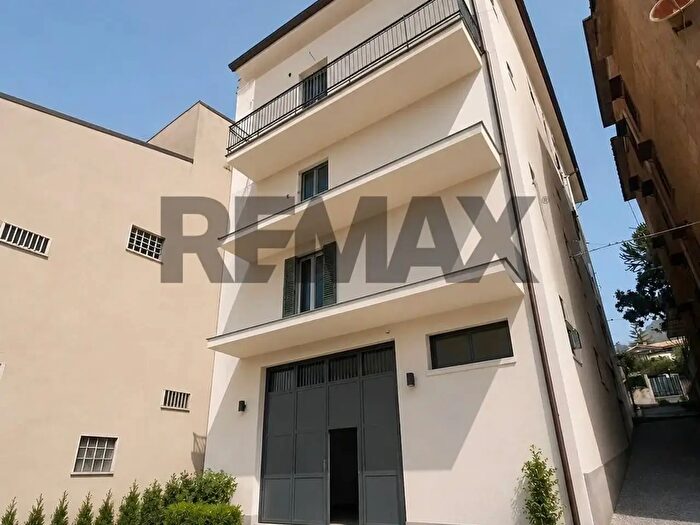 Appartamento con 8 locali in vendita in Via Marta, Montelepre