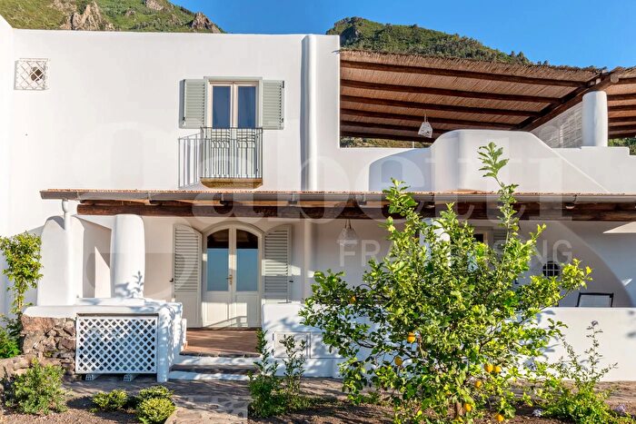 Appartamento monolocale in vendita in Via Tre Pietre Snc, Malfa