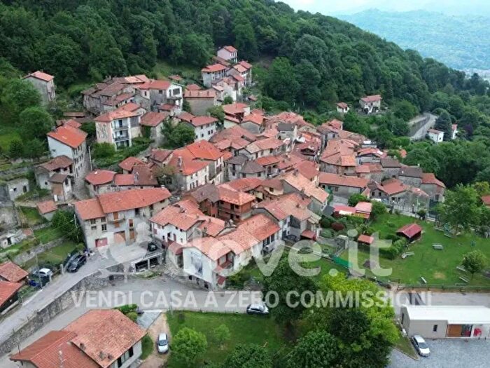 Casa trilocale in vendita in Via Virgilio Cerini Snc, Casalzuigno