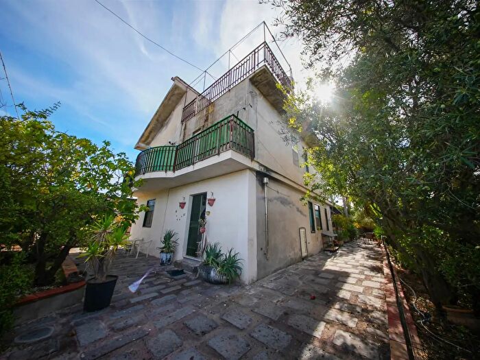 Casa con 6 locali in vendita in Via Filicudi, Catania