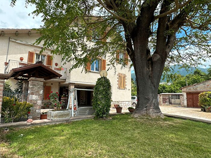 Casa con 9 locali in vendita in Via Torre dei Belli, Gualdo Tadino