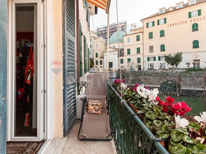 Appartamento con 9 locali in vendita in Genova