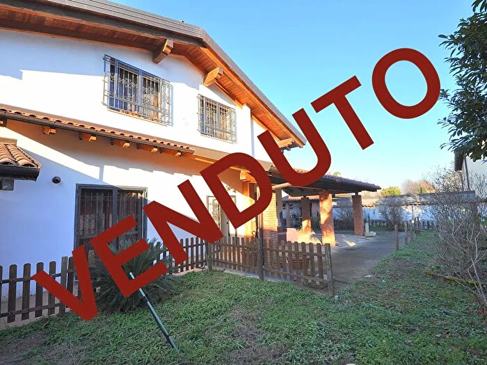 Casa con 8 locali in vendita in Inveruno