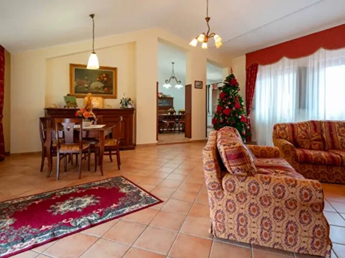 Appartamento con 6 locali in vendita in Via Pozzo NuovoArco, Roccagorga