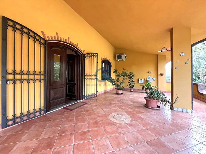 Casa con 8 locali in vendita in Viale dei Tulipani, Catanzaro
