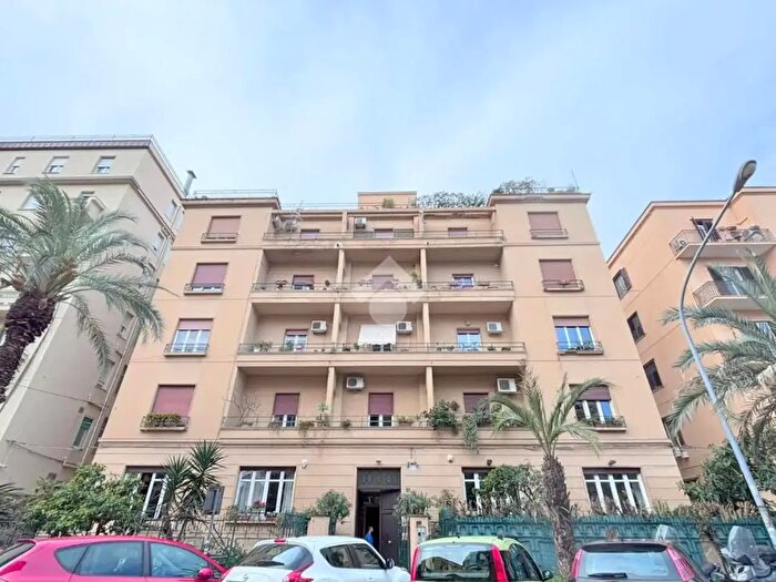 Appartamento con 7 locali in vendita in Viale Regina Margherita, Palermo