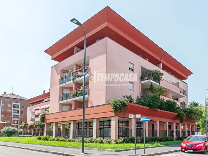 Appartamento con 5 locali in vendita in Via Cinque Maggio, Milano
