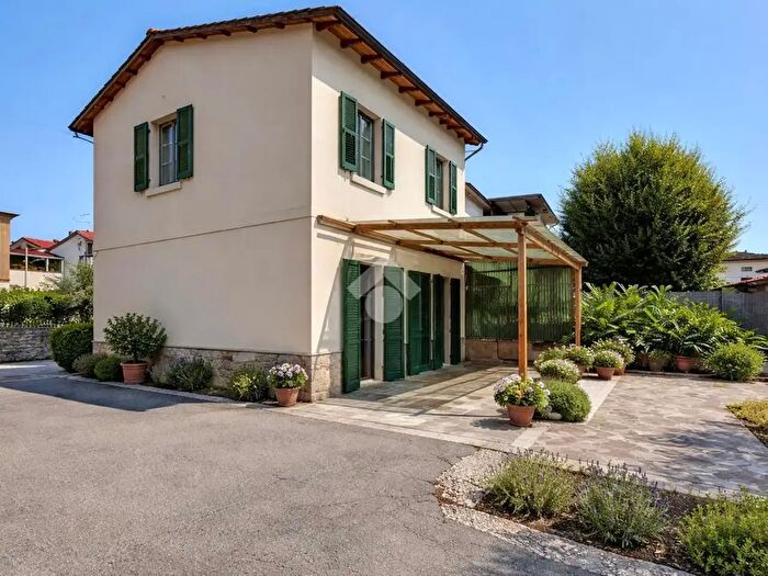 Casa con 8 locali in vendita in Via Baccheretana, Carmignano