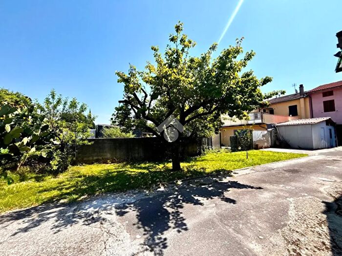 Casa con 6 locali in vendita in Via della Pollative, Prato