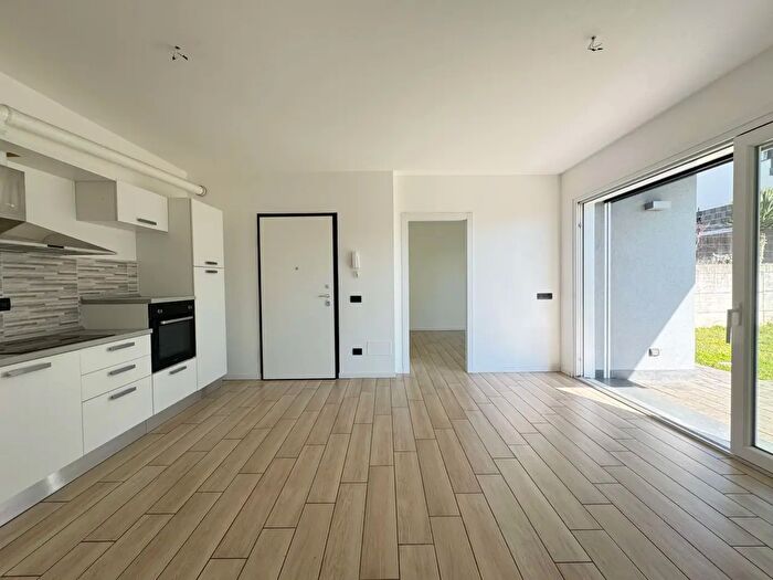 Appartamento trilocale in vendita in Via delle Ginestre, Bizzarone