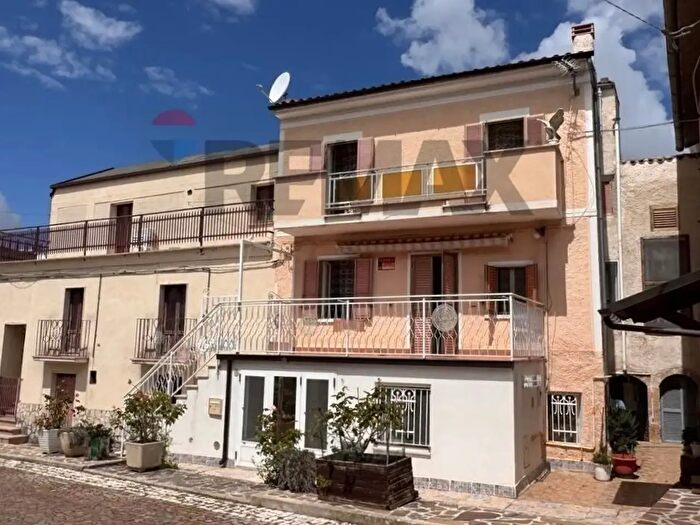 Casa con 9 locali in vendita in Via Mazzini, Collepietro