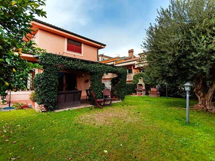 Appartamento con 6 locali in vendita in Via Oricola c, Guidonia Montecelio