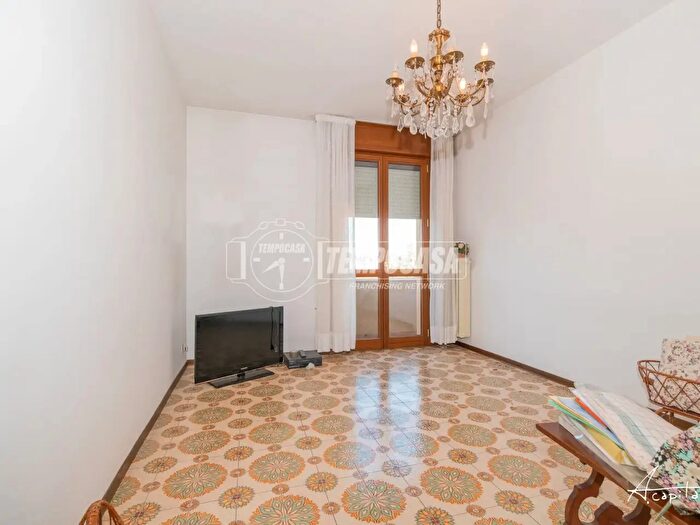 Appartamento trilocale in vendita in Via Cilea, Modena