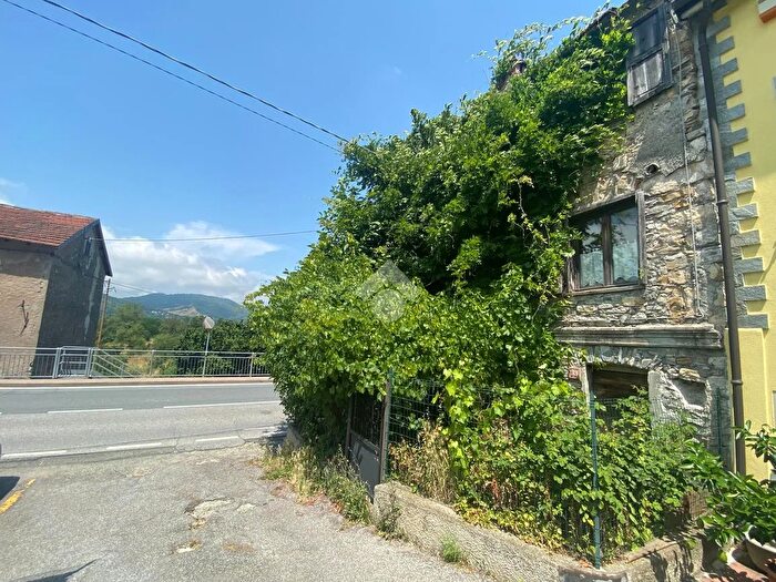 Casa con 9 locali in vendita in Via Avosso, Casella