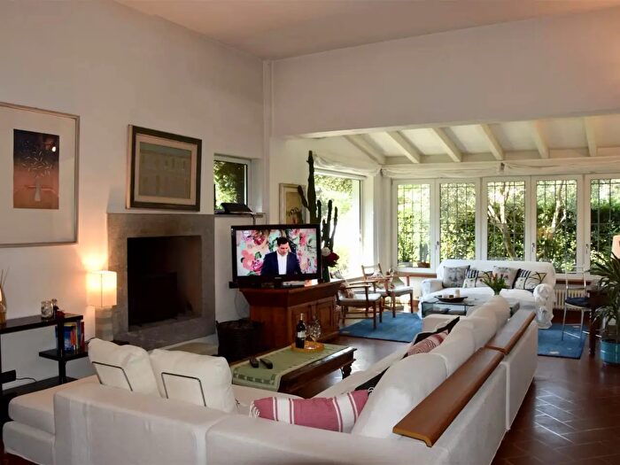 Casa con 8 locali in vendita in Camaiore