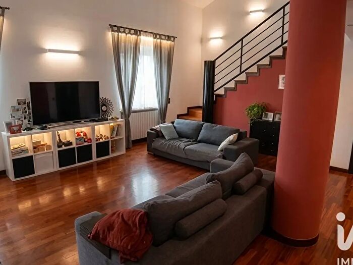 Appartamento con 11 locali in vendita in Via Antonio Canova, Voghera